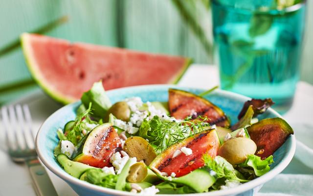 Griekse salade met gegrilde watermeloen en feta