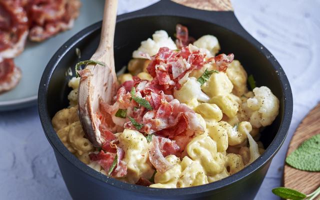 Macaroni met bloemkool, pancetta en cheddar
