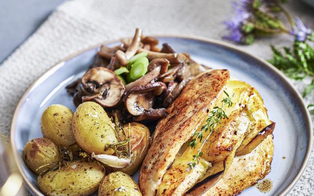 Kip gevuld met brie en appel, champignons en rozemarijnpatatjes