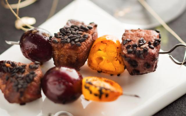 Brochettes caramélisées au canard