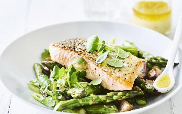 Gegrilde zalm met asperge-champignonsalade