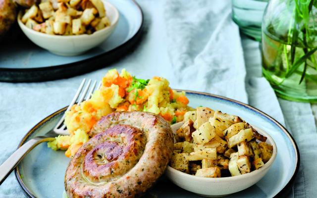 Wortelpuree met kippenworst en krokante knolselderblokjes