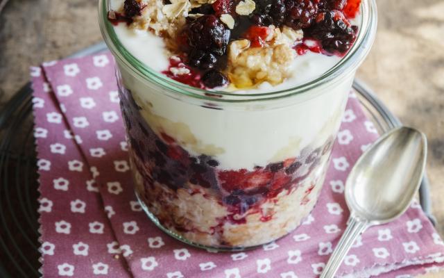 Overnight oats met yoghurt en bosvruchten
