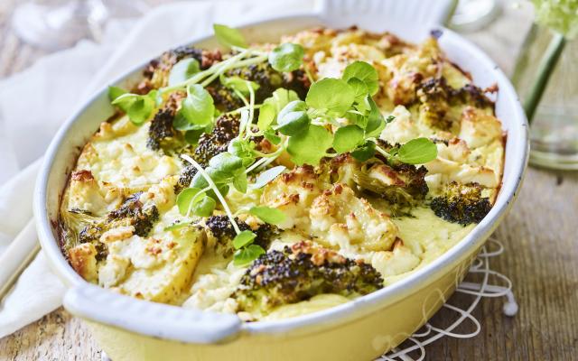 Hartige clafoutis met nieuwe patatjes, broccoli en feta