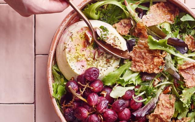 Salade met parmaham, gebakken ricotta en geroosterde druiven