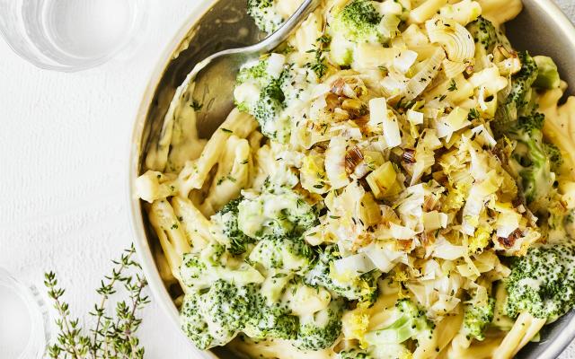 Casarecce met pittige kaassaus, broccoli en prei