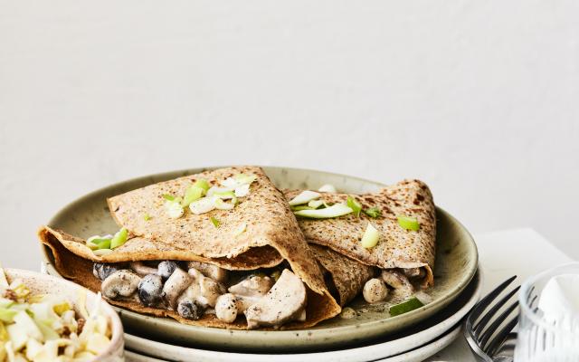 Hartige pannenkoeken met paddenstoelen en truffeltapenade