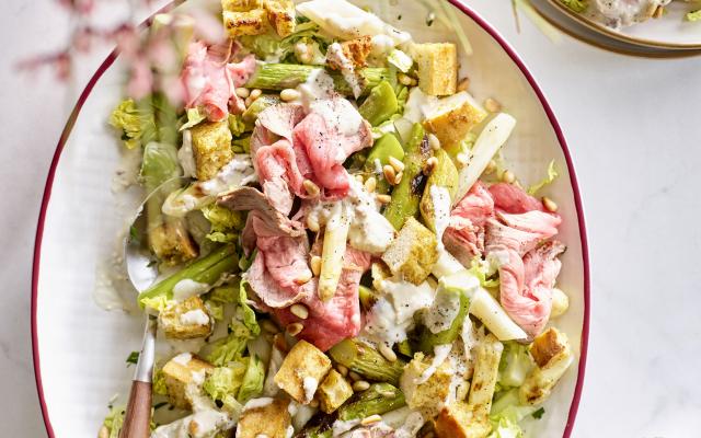 Salade van gegrilde asperges met pestocroutons, rosbief en parmezaandressing