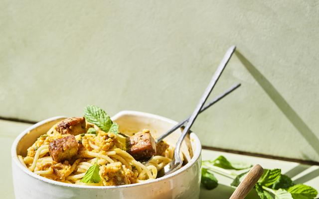 Vegan pasta met wortelpesto en tofoe