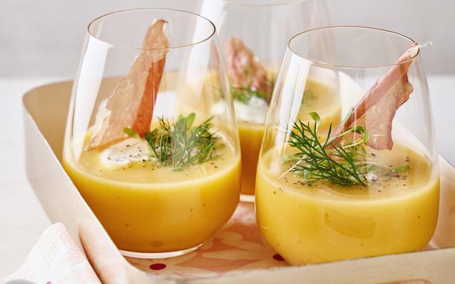 Feestelijk pompoensoepje in een glaasje
