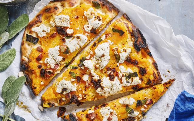 Pinsa met pompoencrème, ricotta en salie