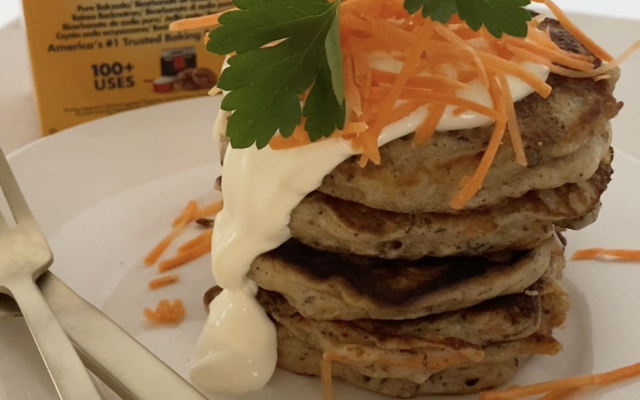 Wortelpancakes met zure room en walnoten
