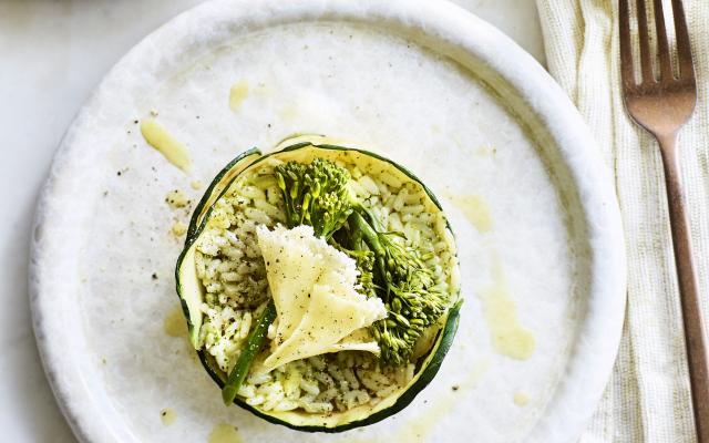 Risottorondje met gegrilde courgette, broccolini en Tête de Moine