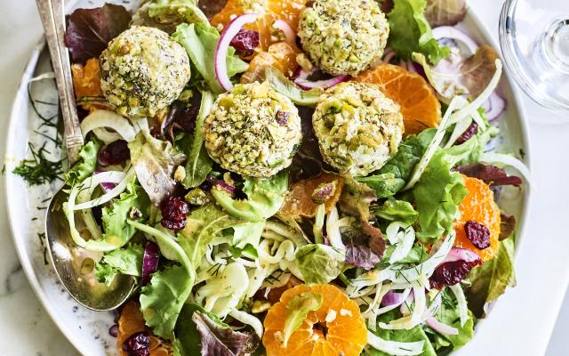 Salade met fetaballetjes, mandarijn en veenbessen