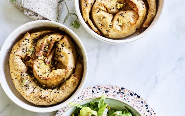 Hartige baklava met pompoen en een groene salade