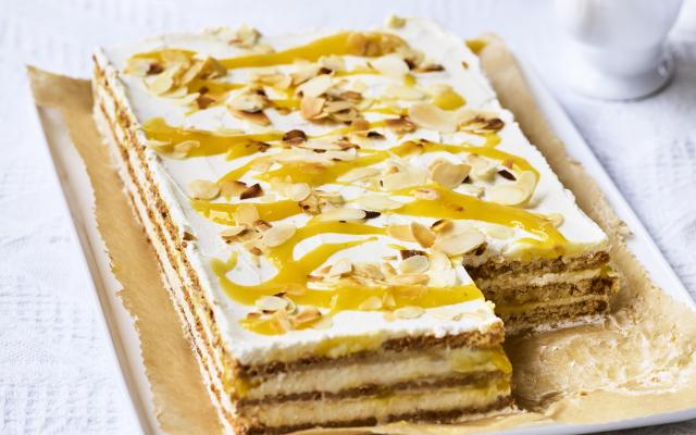 Koekjestaart met mango en amandel