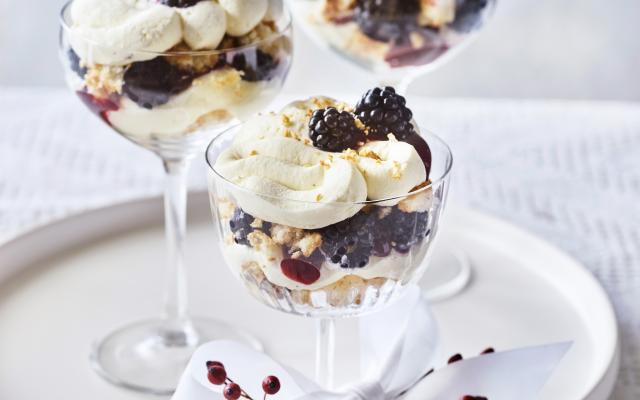 Trifle met vanille-kardemom-room en kokosrotsjes