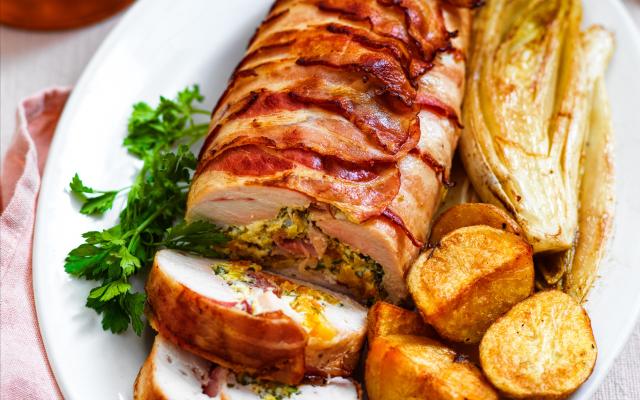 Kalkoenrollade met pistache, roomkaas en abrikoos