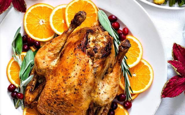 Gevulde kerstkalkoen met sinaasappel en veenbessen