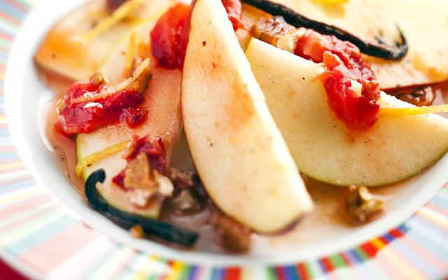 Pommes à la vanille, noix et coulis de fraises