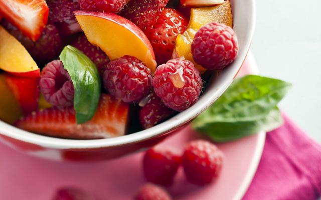 Salade de fraises, framboises et prunes au basilic et fleur d'oranger