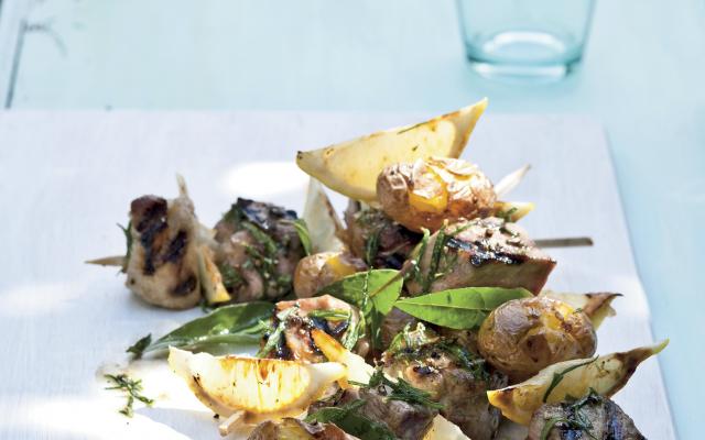 Brochettes de porc et de pommes de terre au citron