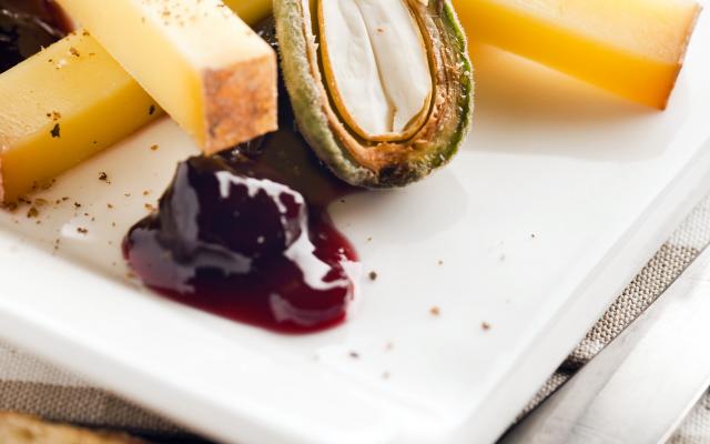 Comté, confiture de cerises noires