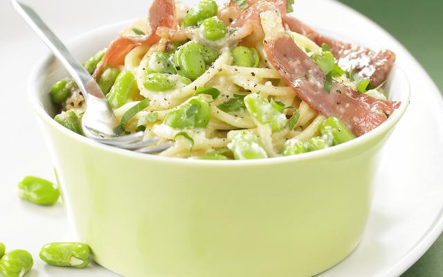 Salade de spaghettis aux fèves et au jambon cru