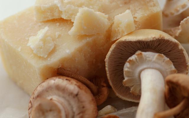 Carpaccio de champignons à l'huile de truffe et au parmesan