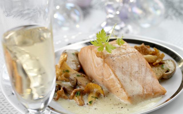 Saumon et champignons des bois au sabayon de champagne
