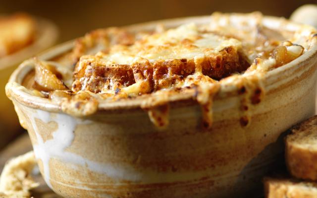 Soupe à l'oignon gratinée
