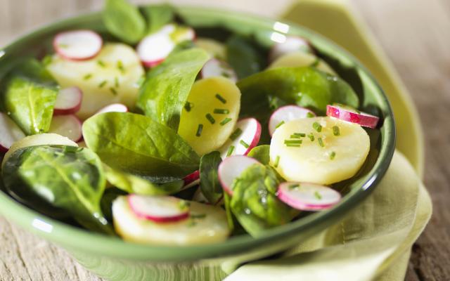 Aardappelsalade met spinazie en radijs
