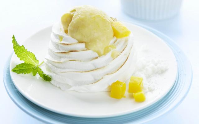 Meringue met mango-ijs