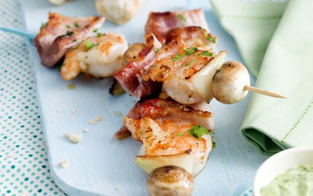 Spiesjes met scampi's, spek en dragonmayonaise