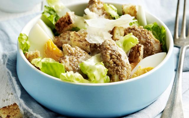 Caesar salade met kip en ansjovisvinaigrette