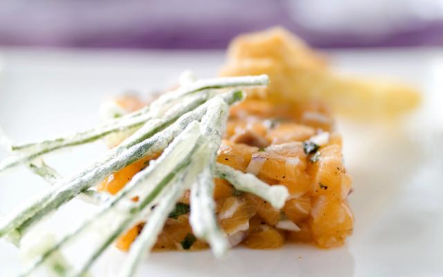 Zalmtartaar met tempura van bieslook