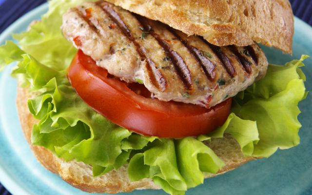 Burger de poulet, sauce au yaourt