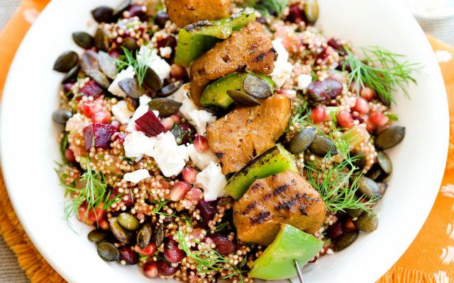Brochettes de seitan, salade au quinoa