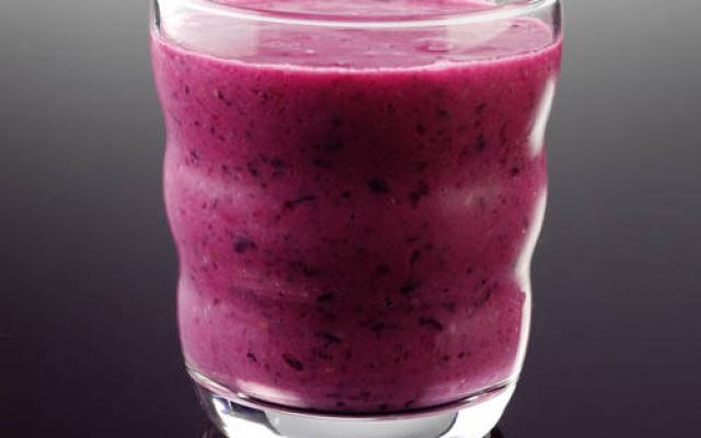 Smoothie glacé aux myrtilles
