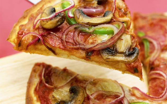 Pizza aux pommes de terre et oignons rouges