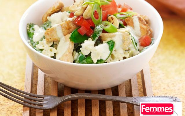 Dés de poulet à la tomate et aux farfalles