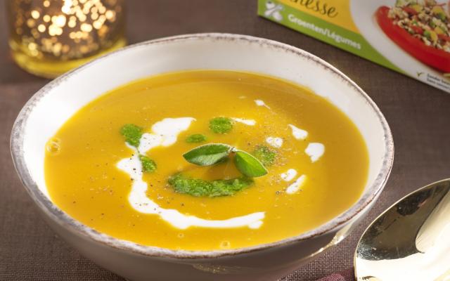 Soupe au potiron épicée et pesto à la sauge