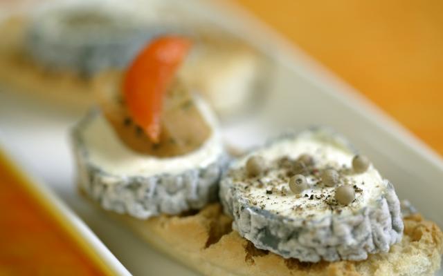 Toast au fromage de chèvre et raisins