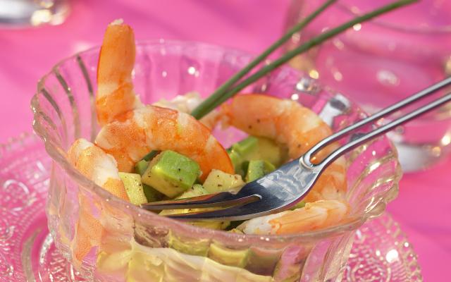 Brochettes d'avocats et crevettes poêlées
