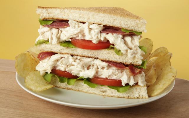 Pain à la salade de poulet