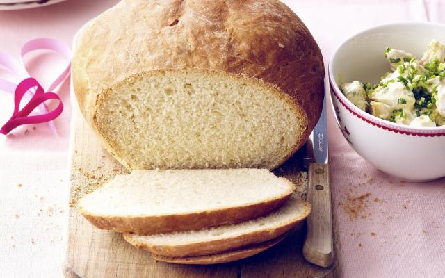 Zelfgebakken brood en kipslaatje