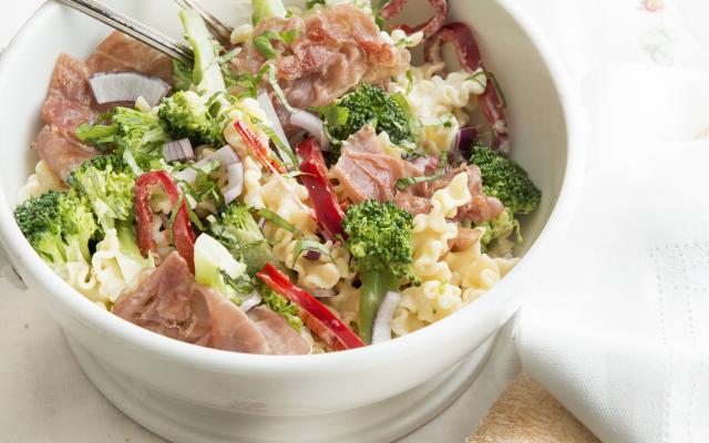 Salade de pappardelles, brocoli, poivron, jambon sec