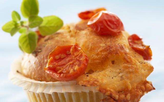 Muffins met mozzarella en tomaatjes