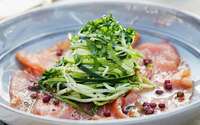 Rauwe zalm met spaghetti van courgette