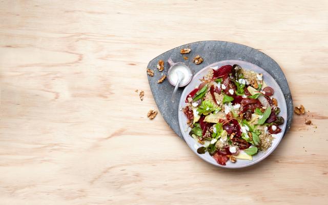Salade met rode biet, quinoa en geitenkaasdressing